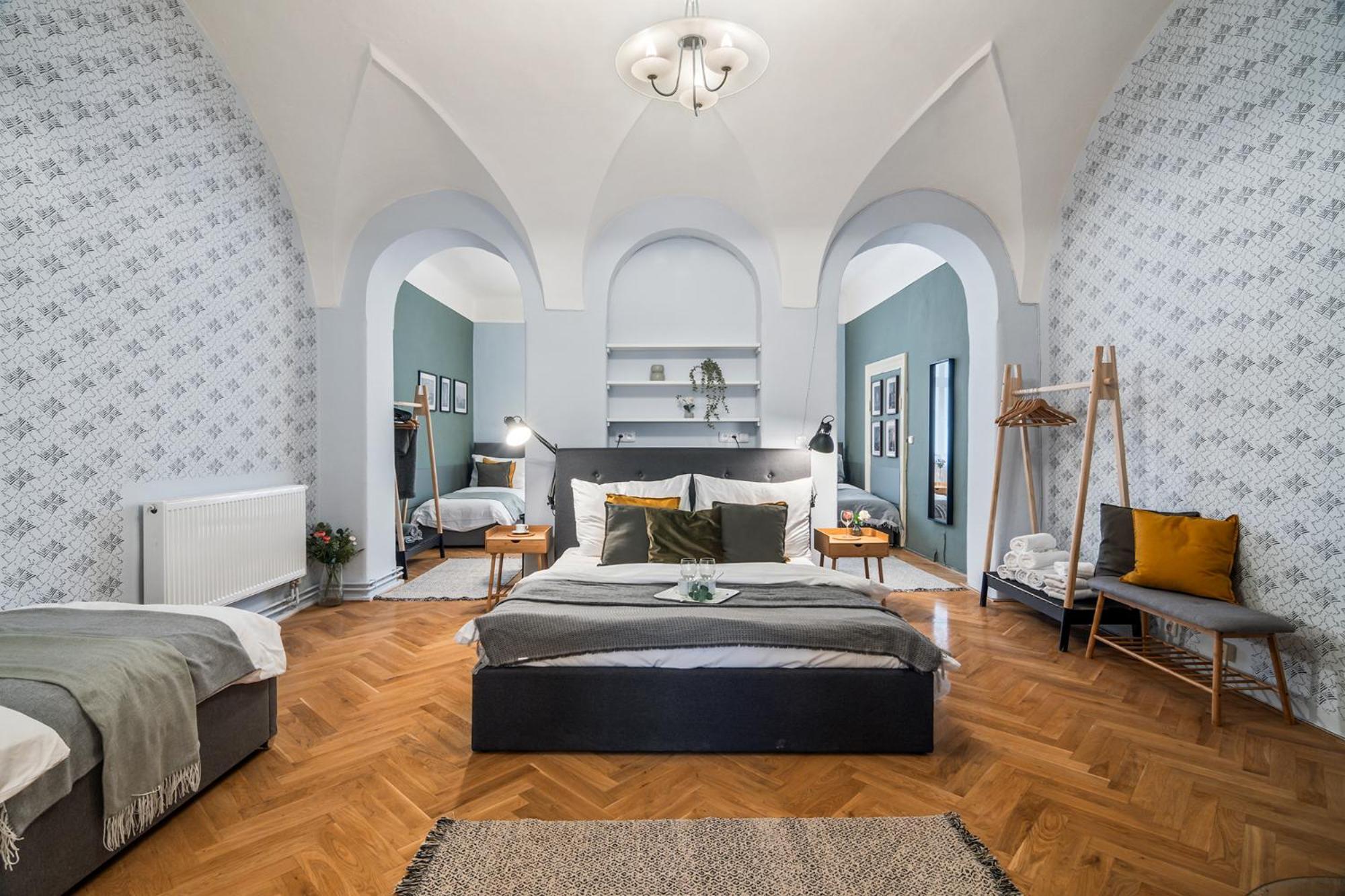 Charles Bridge Historical Apts By Michal&Friends Прага Екстериор снимка