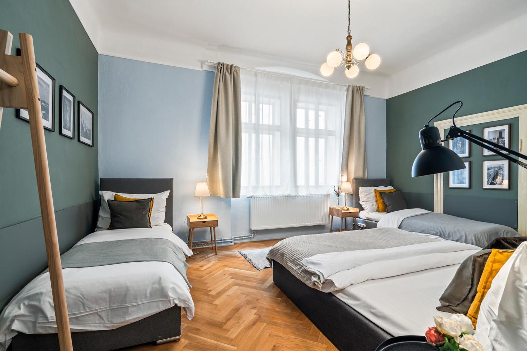 Charles Bridge Historical Apts By Michal&Friends Прага Екстериор снимка