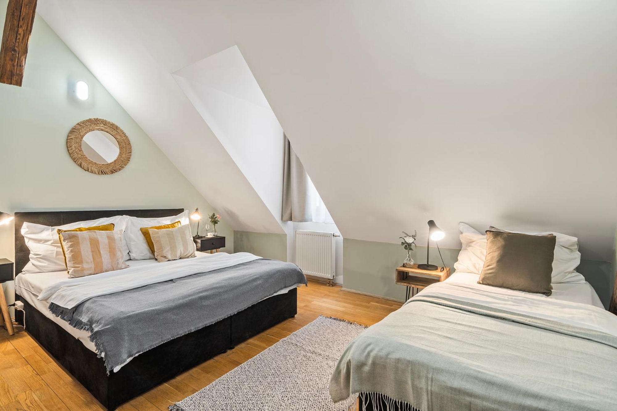 Charles Bridge Historical Apts By Michal&Friends Прага Екстериор снимка