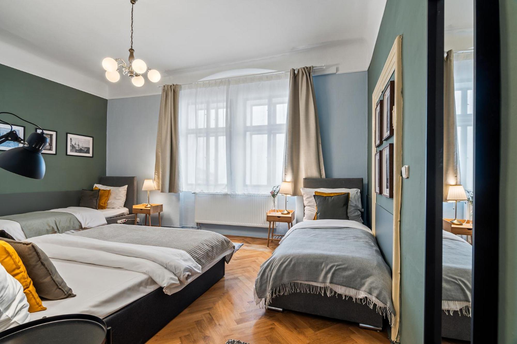 Charles Bridge Historical Apts By Michal&Friends Прага Екстериор снимка