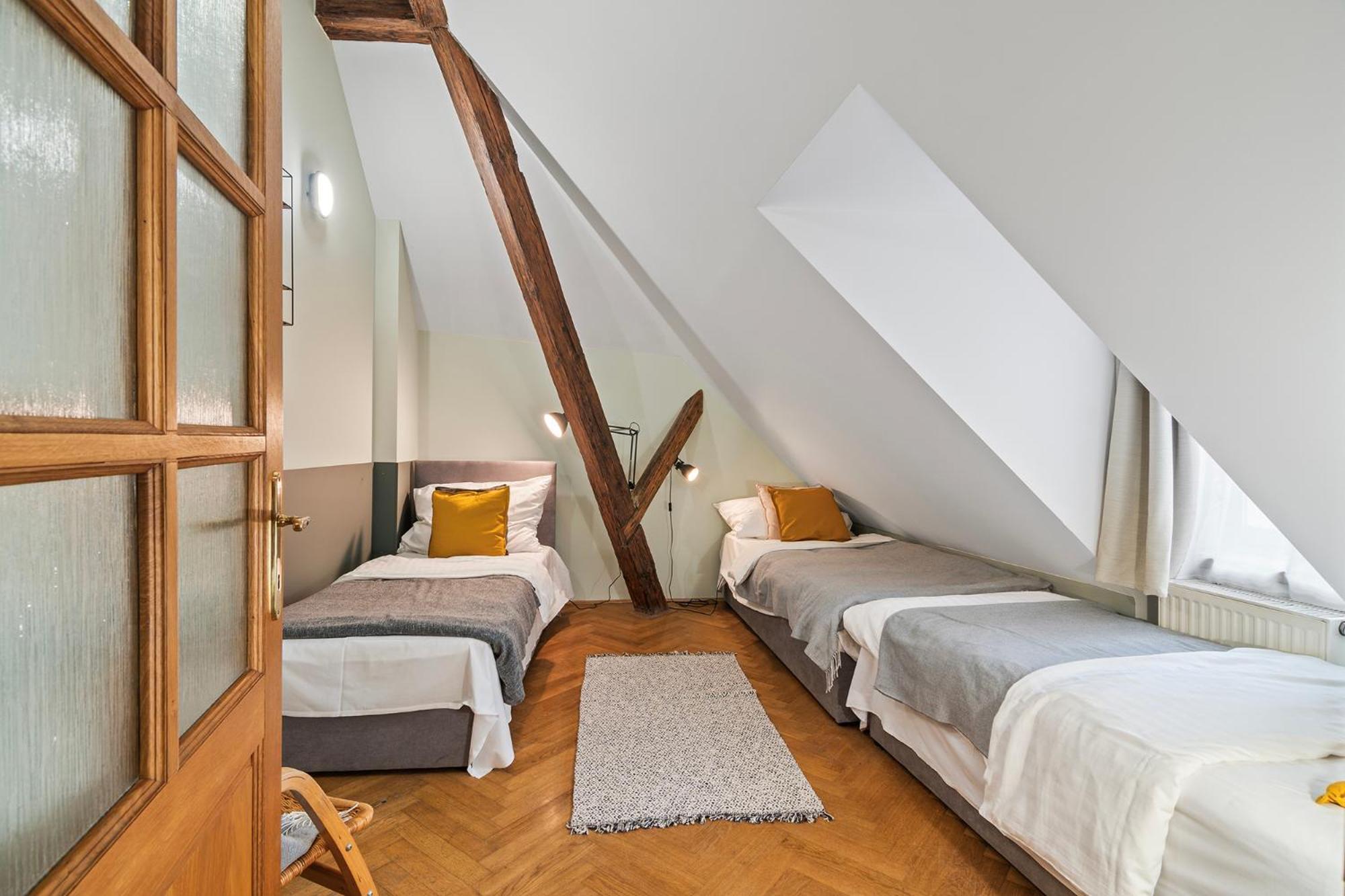 Charles Bridge Historical Apts By Michal&Friends Прага Екстериор снимка