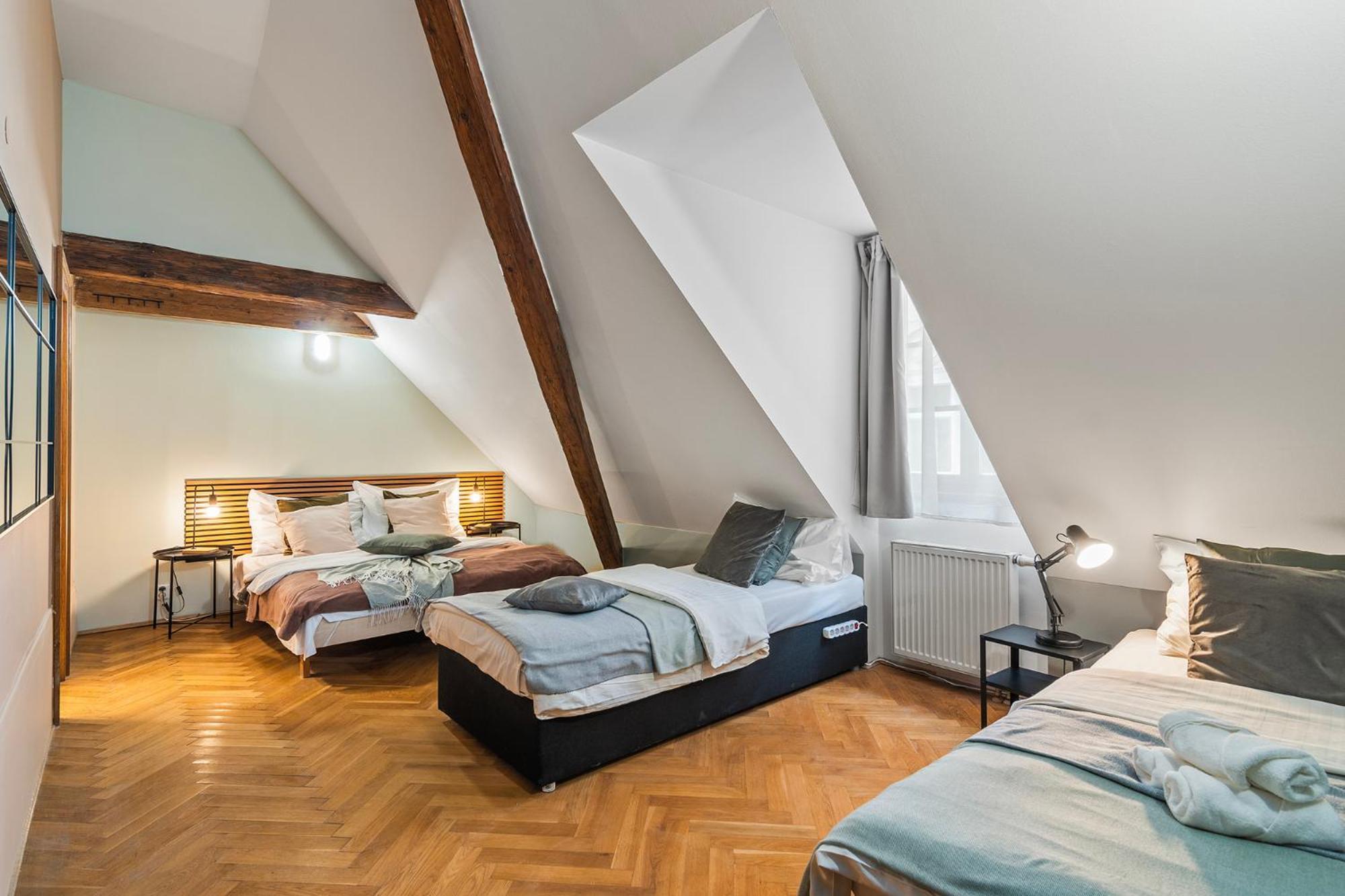 Charles Bridge Historical Apts By Michal&Friends Прага Екстериор снимка