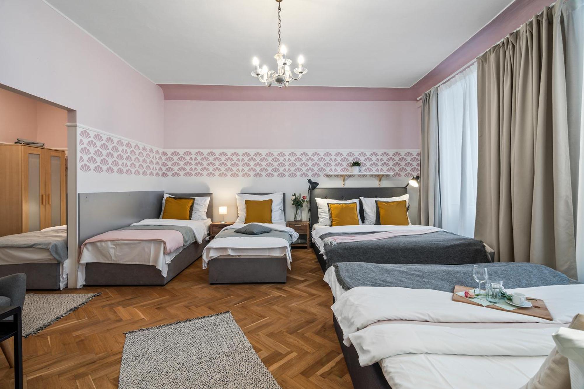 Charles Bridge Historical Apts By Michal&Friends Прага Екстериор снимка