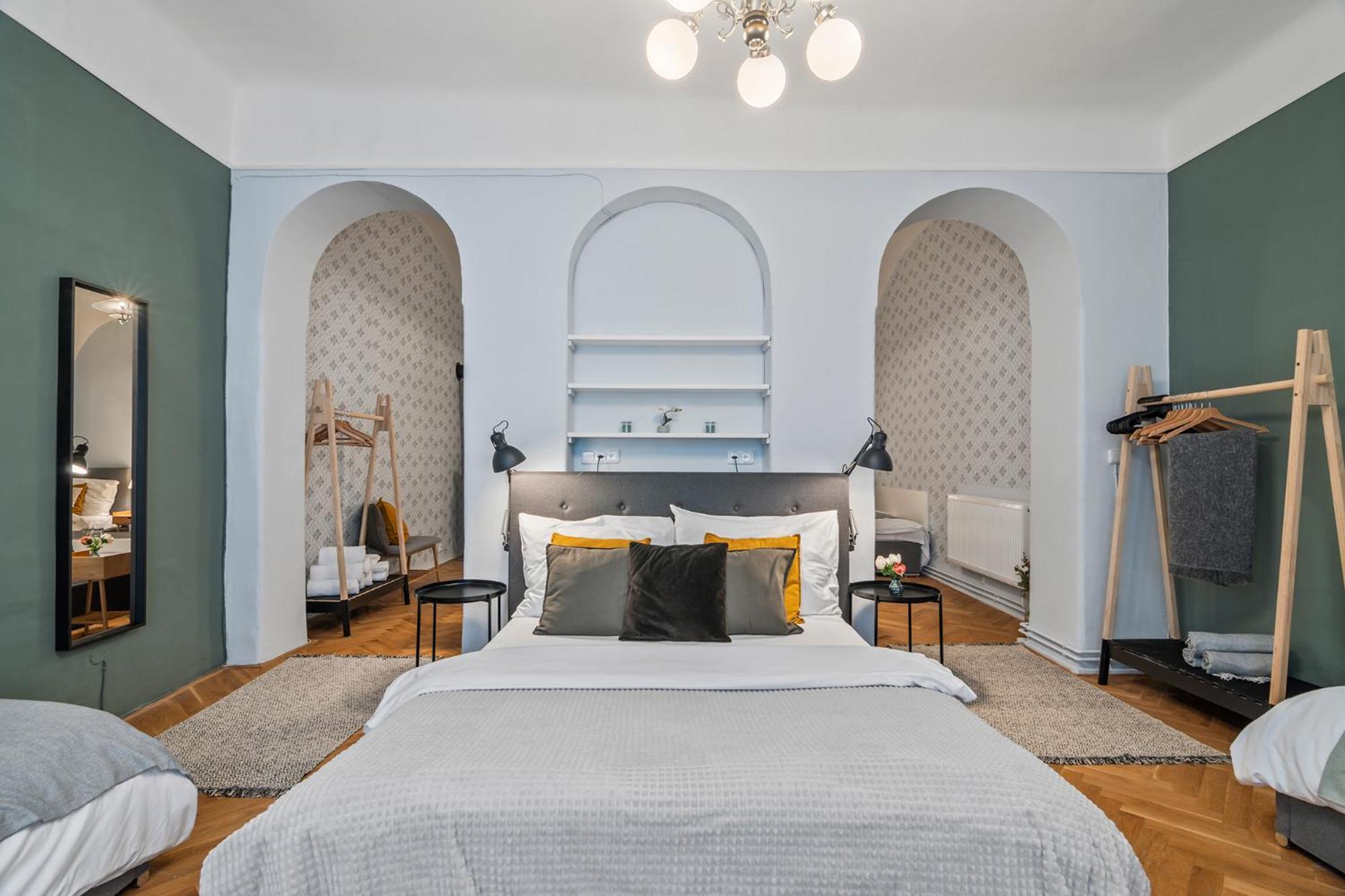 Charles Bridge Historical Apts By Michal&Friends Прага Екстериор снимка