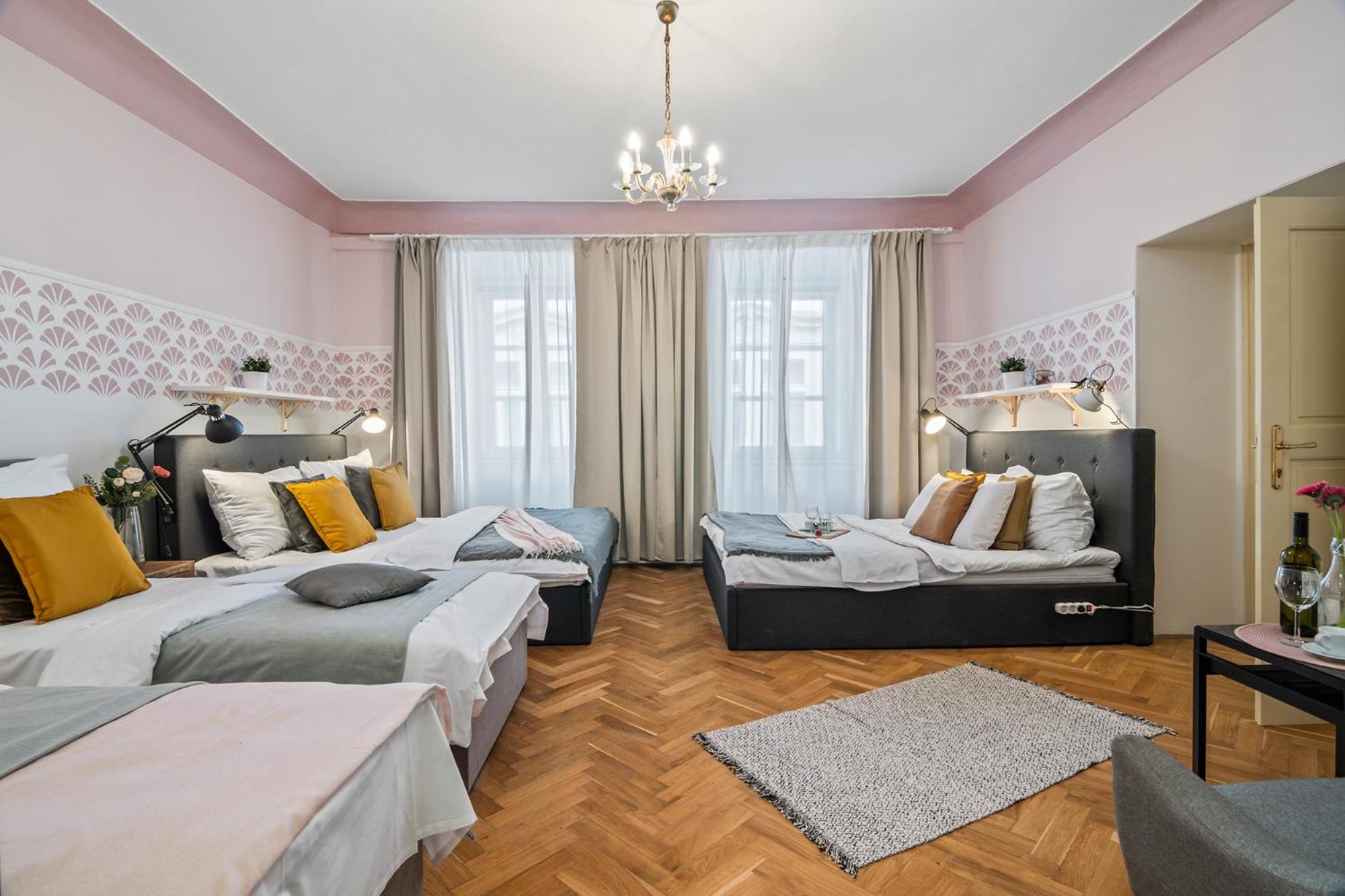 Charles Bridge Historical Apts By Michal&Friends Прага Екстериор снимка