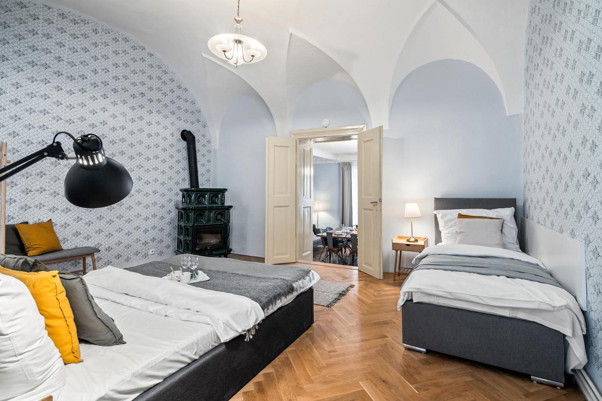 Charles Bridge Historical Apts By Michal&Friends Прага Екстериор снимка