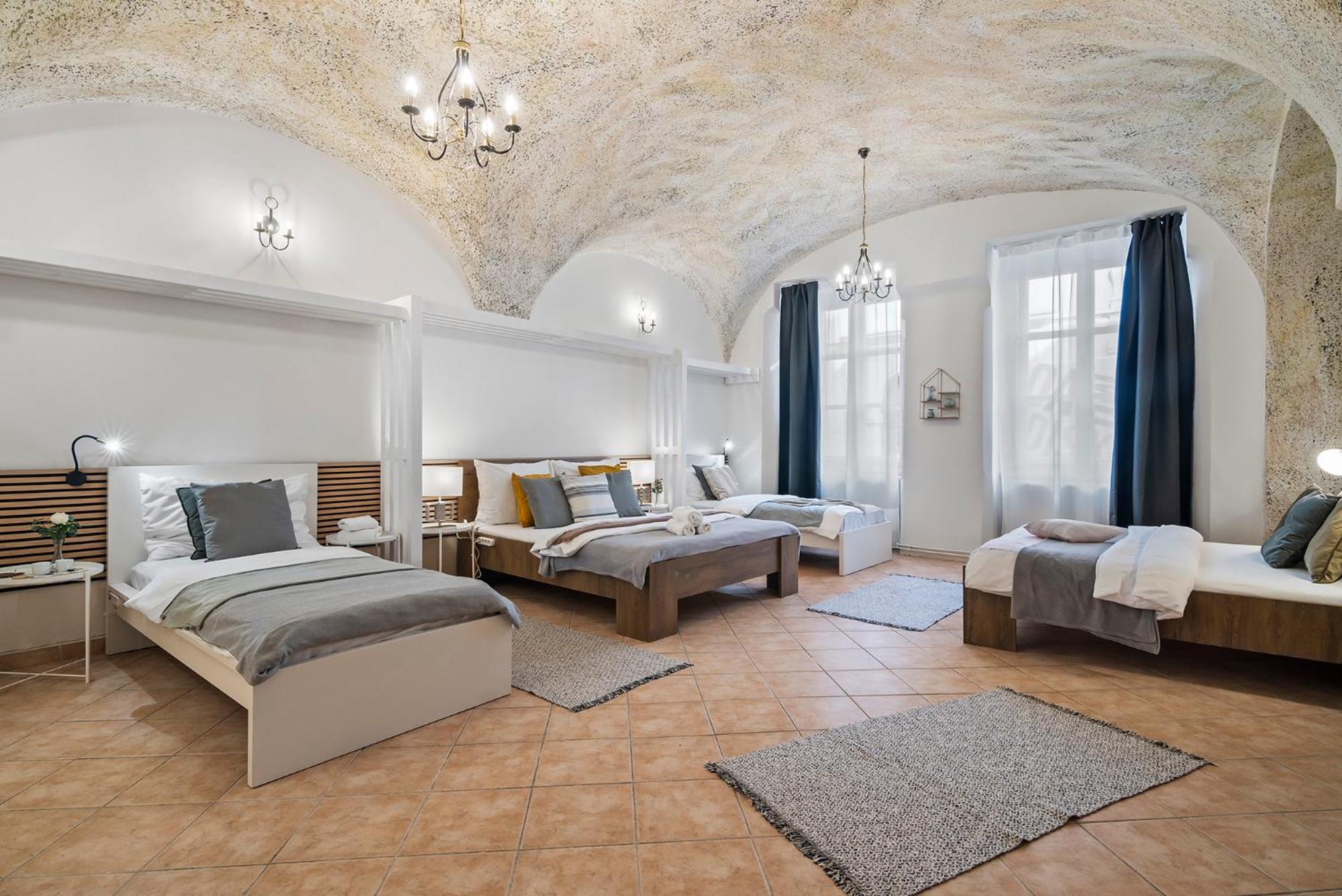 Charles Bridge Historical Apts By Michal&Friends Прага Екстериор снимка