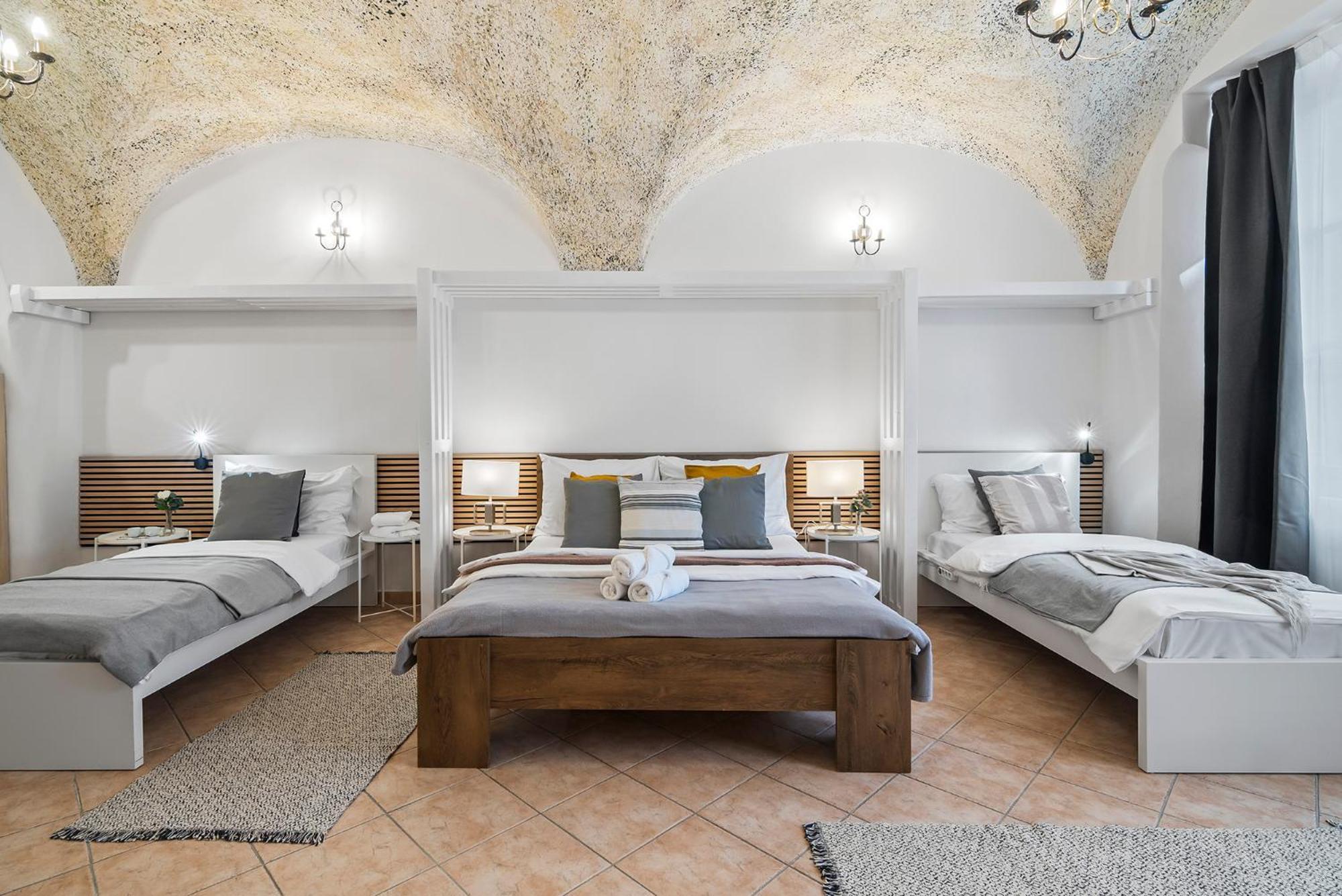 Charles Bridge Historical Apts By Michal&Friends Прага Екстериор снимка